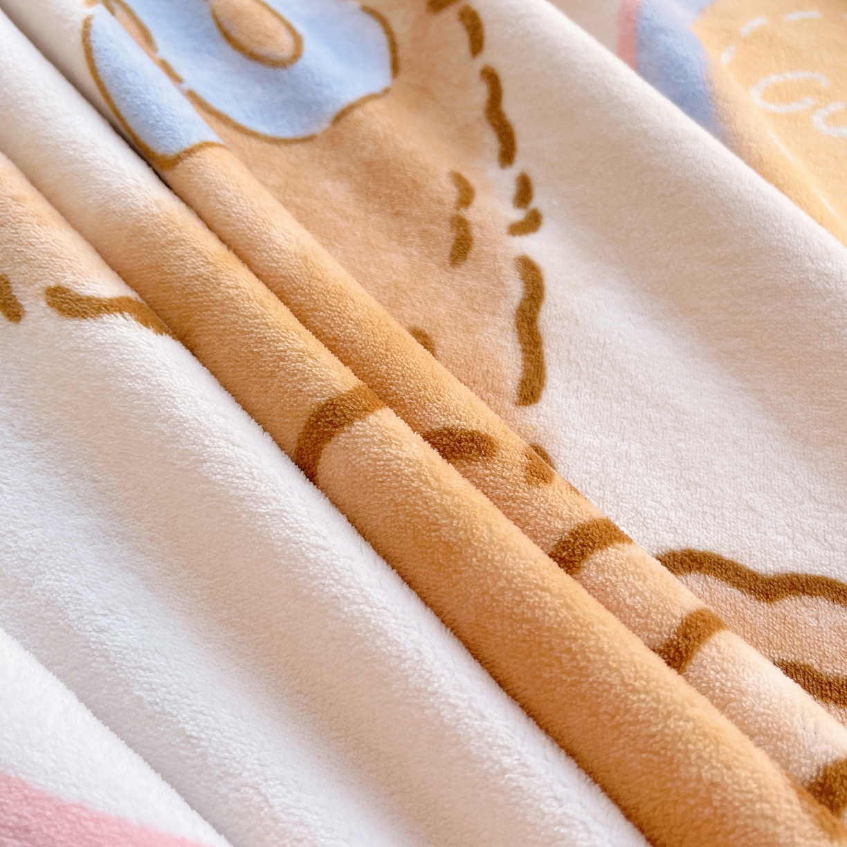 91家纺网 家纺一手货源 找家纺 炫拼家纺 2025新款大版数码印花卡通高克重牛奶绒四件套 啵啵熊