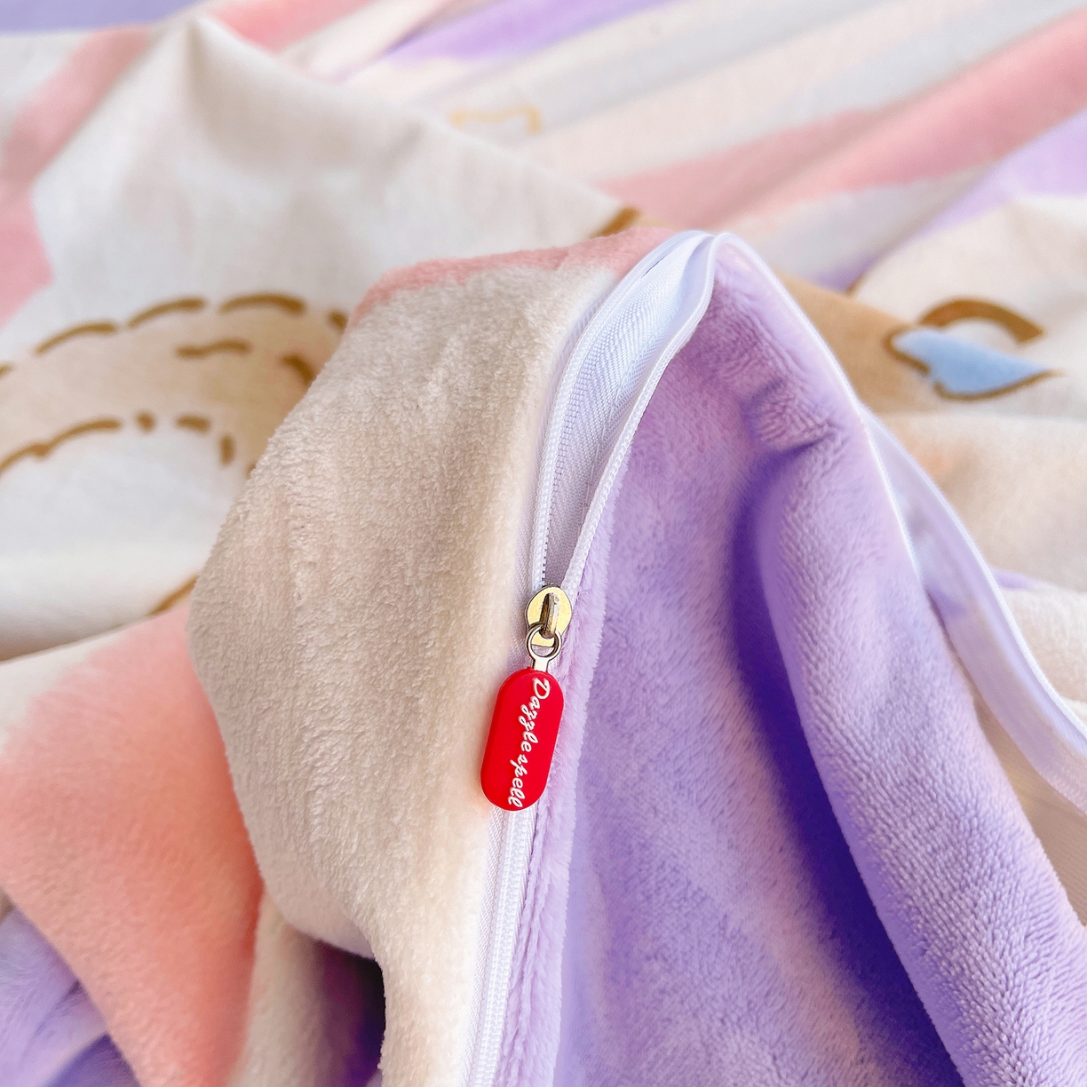 91家纺网 家纺一手货源 找家纺 炫拼家纺 2025新款大版数码印花卡通高克重牛奶绒四件套 啵啵熊