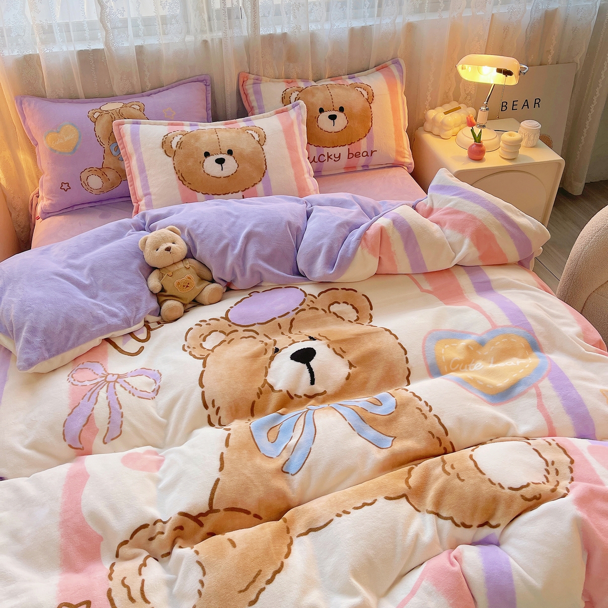 91家纺网 家纺一手货源 找家纺 炫拼家纺 2025新款大版数码印花卡通高克重牛奶绒四件套 啵啵熊