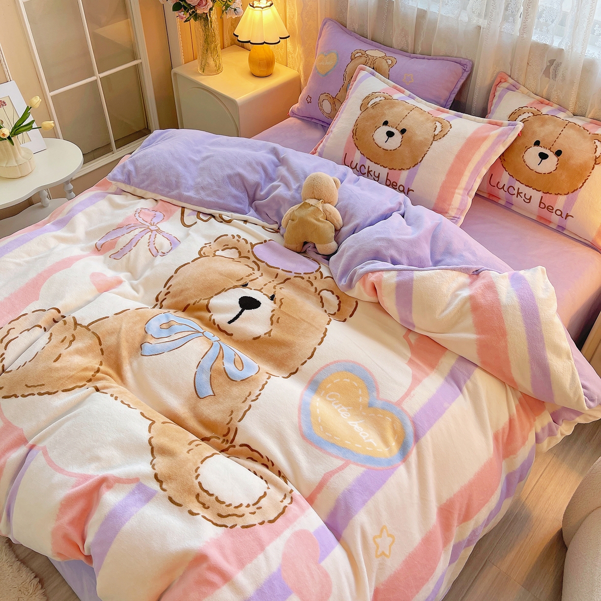 91家纺网 家纺一手货源 找家纺 炫拼家纺 2025新款大版数码印花卡通高克重牛奶绒四件套 啵啵熊