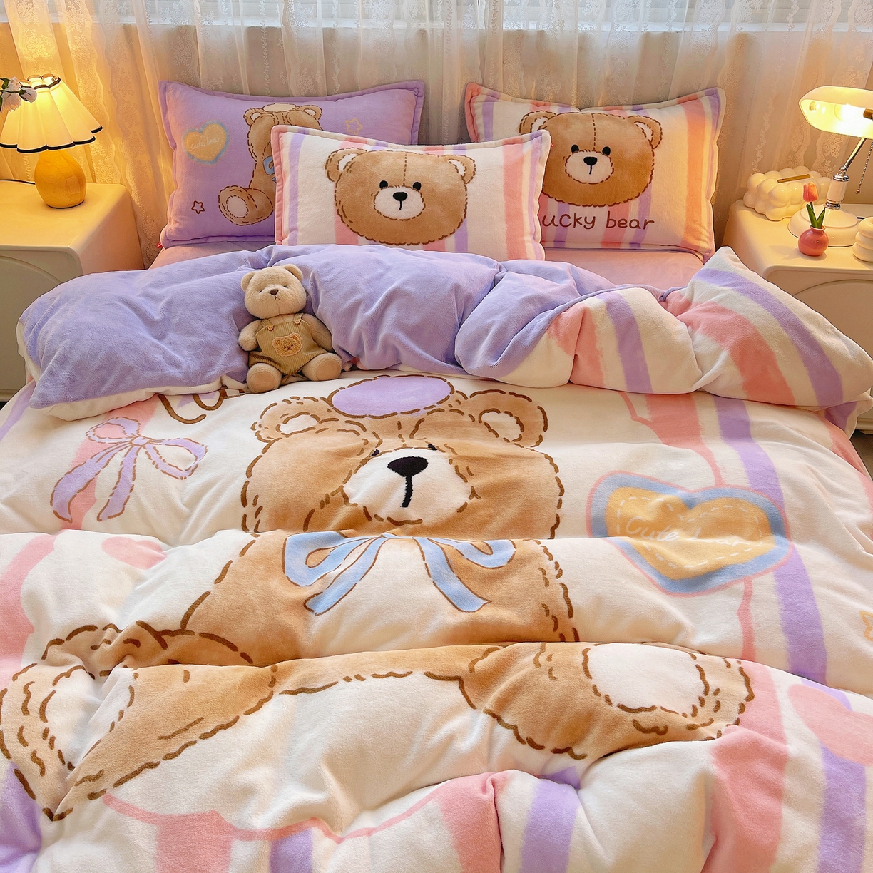 91家纺网 家纺一手货源 找家纺 炫拼家纺 2025新款大版数码印花卡通高克重牛奶绒四件套 啵啵熊