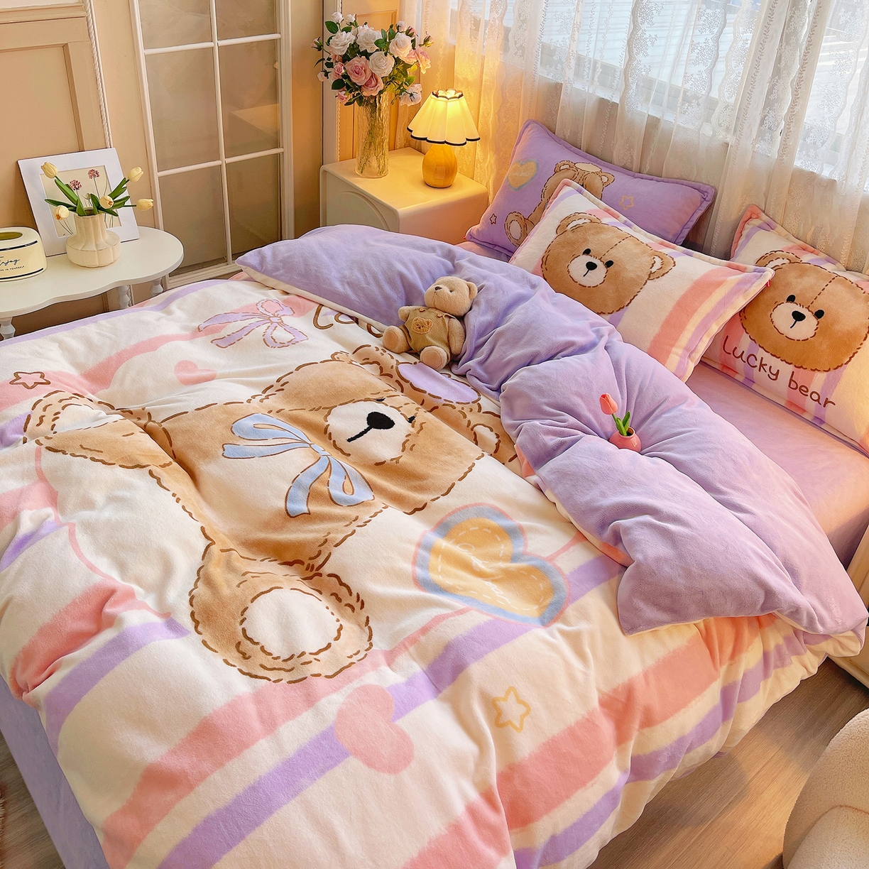 91家纺网 家纺一手货源 找家纺 炫拼家纺 2025新款大版数码印花卡通高克重牛奶绒四件套 啵啵熊