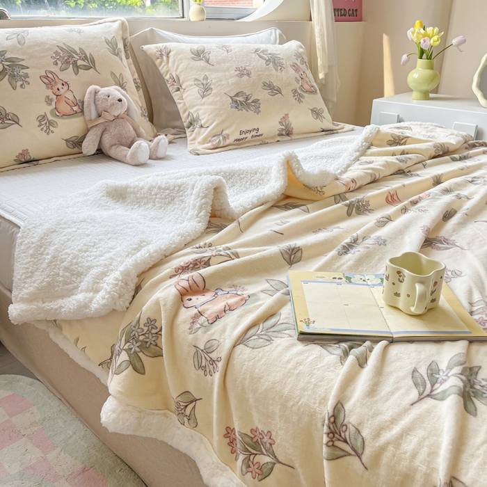 91家纺网 家纺一手货源 找家纺 沐慕 2025新款牛奶绒拼羊羔绒毛毯盖毯毯子 毛毯-叶子小兔