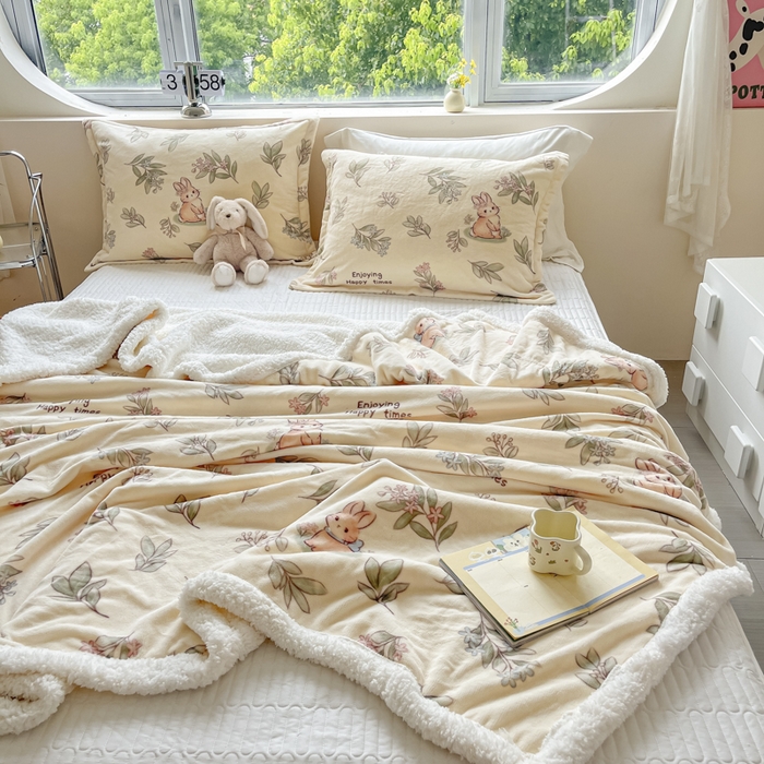 91家纺网 家纺一手货源 找家纺 沐慕 2025新款牛奶绒拼羊羔绒毛毯盖毯毯子 毛毯-叶子小兔