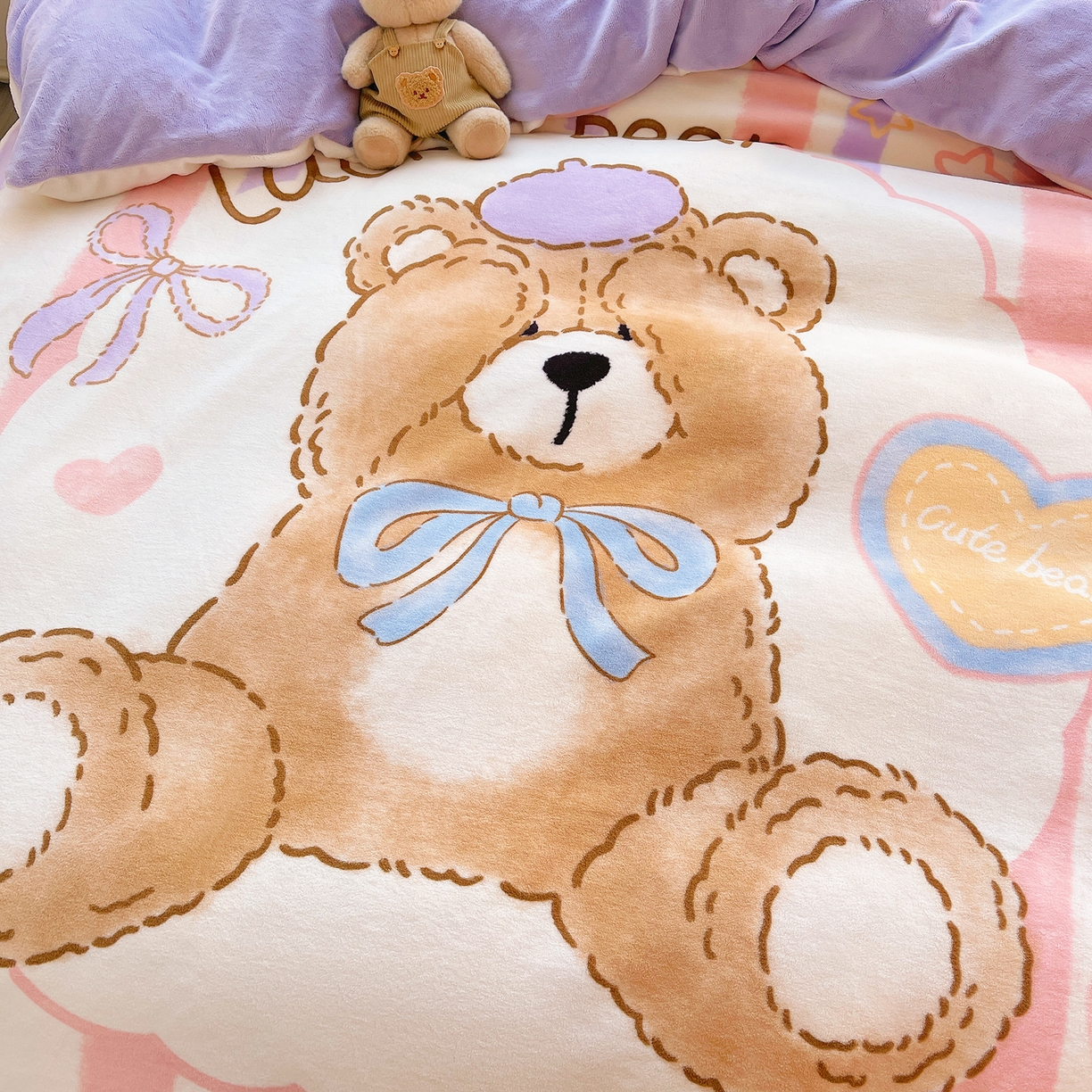 91家纺网 家纺一手货源 找家纺 炫拼家纺 2025新款大版数码印花卡通高克重牛奶绒四件套 啵啵熊