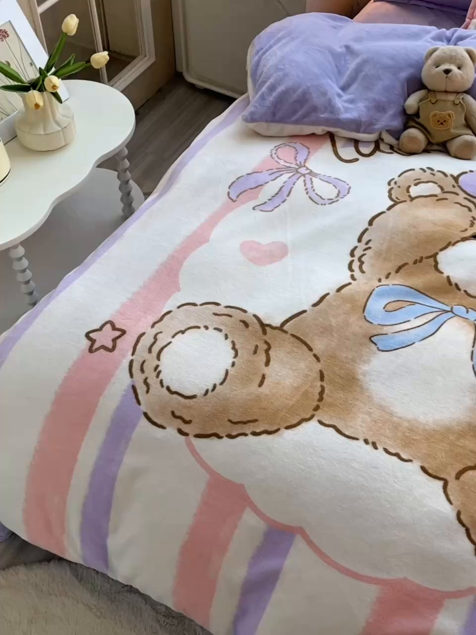 91家纺网 家纺一手货源 找家纺 炫拼家纺 2025新款大版数码印花卡通高克重牛奶绒四件套 啵啵熊