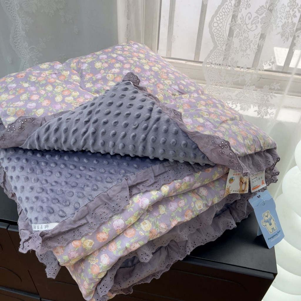 91家纺网 家纺一手货源 找家纺 暖居 2025新款纯棉花边款春秋豆豆被四季通用 紫薇