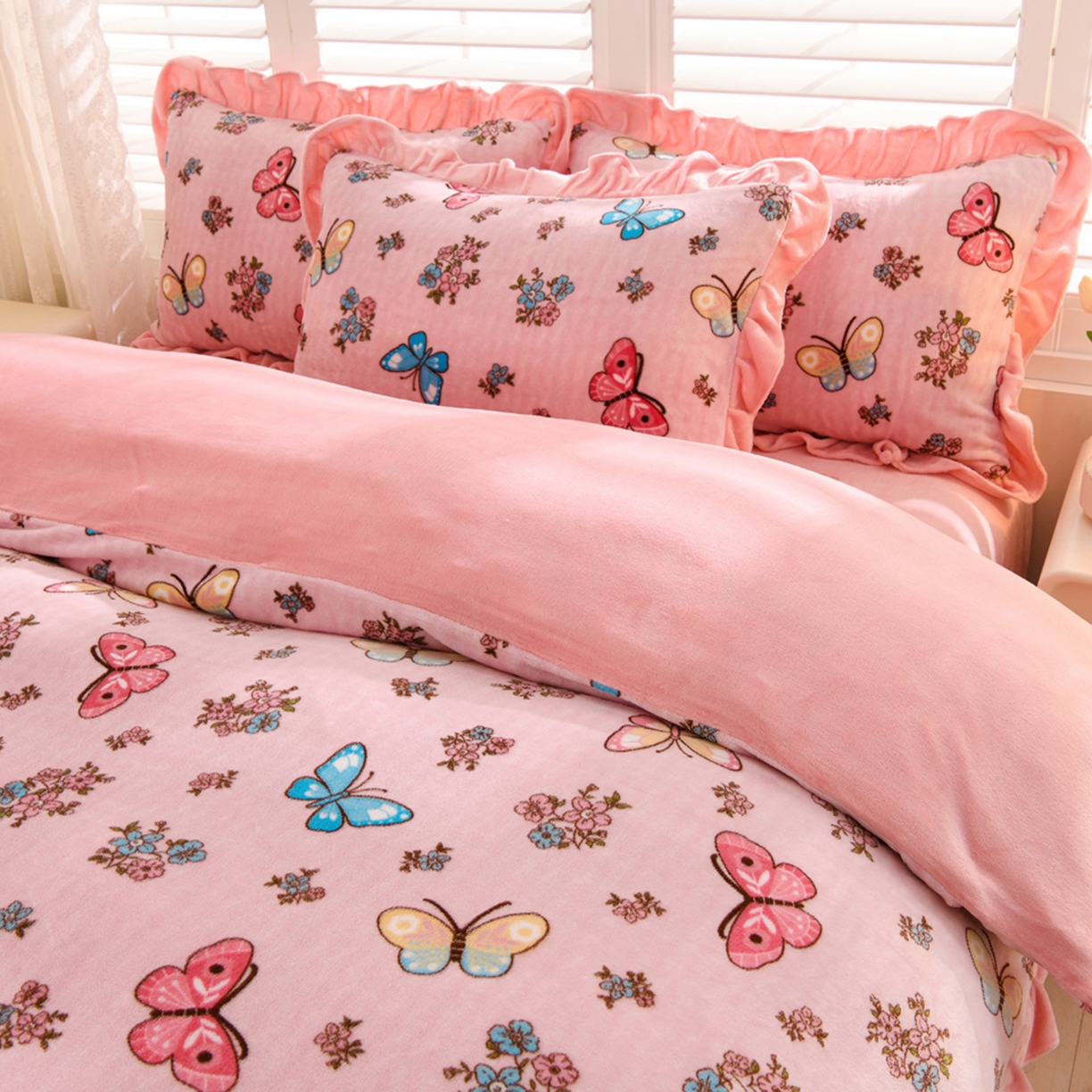 91家纺网 家纺一手货源 找家纺 紫月轩家纺 2025新款韩版牛奶绒花边款四件套 蝴蝶梦