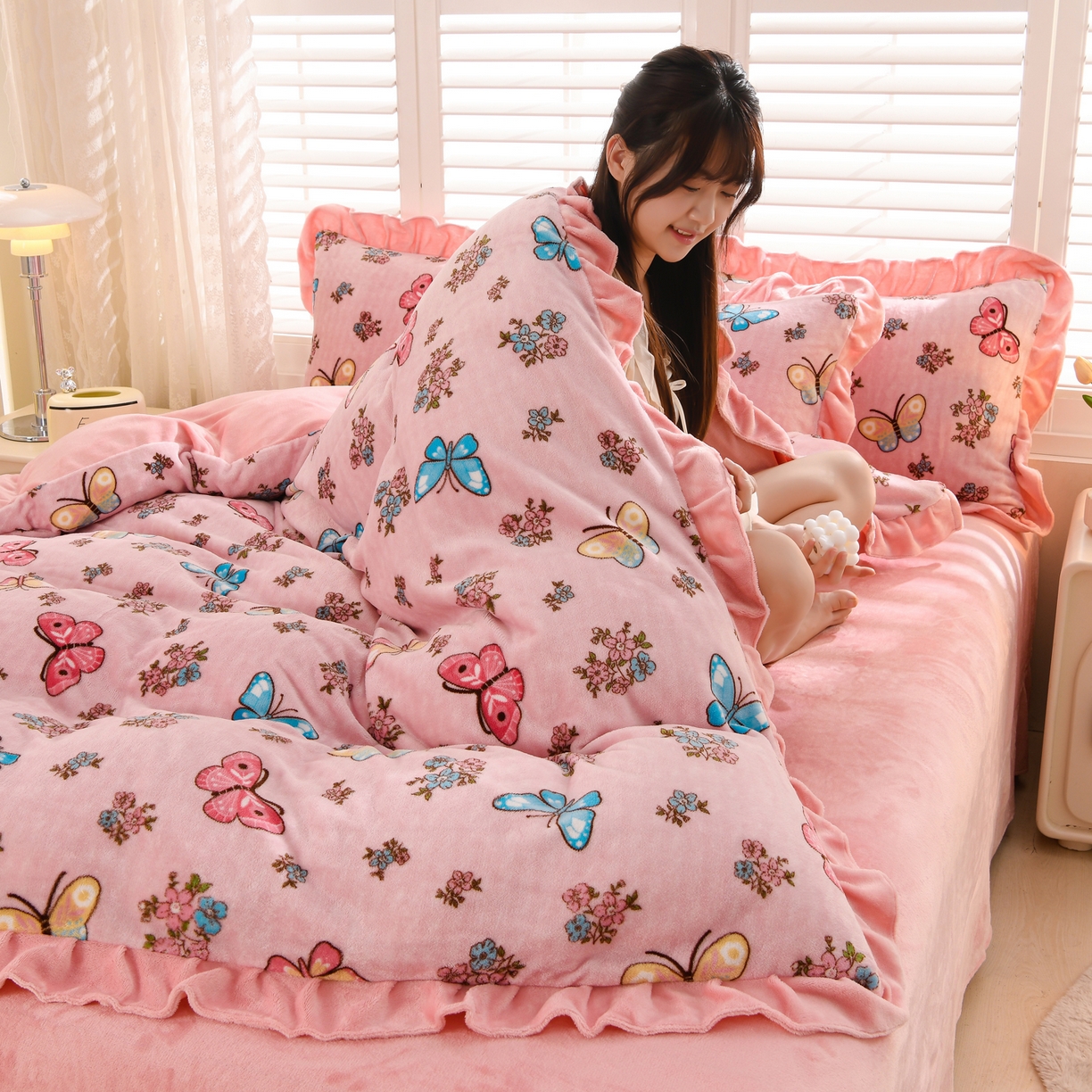 91家纺网 家纺一手货源 找家纺 紫月轩家纺 2025新款韩版牛奶绒花边款四件套 蝴蝶梦