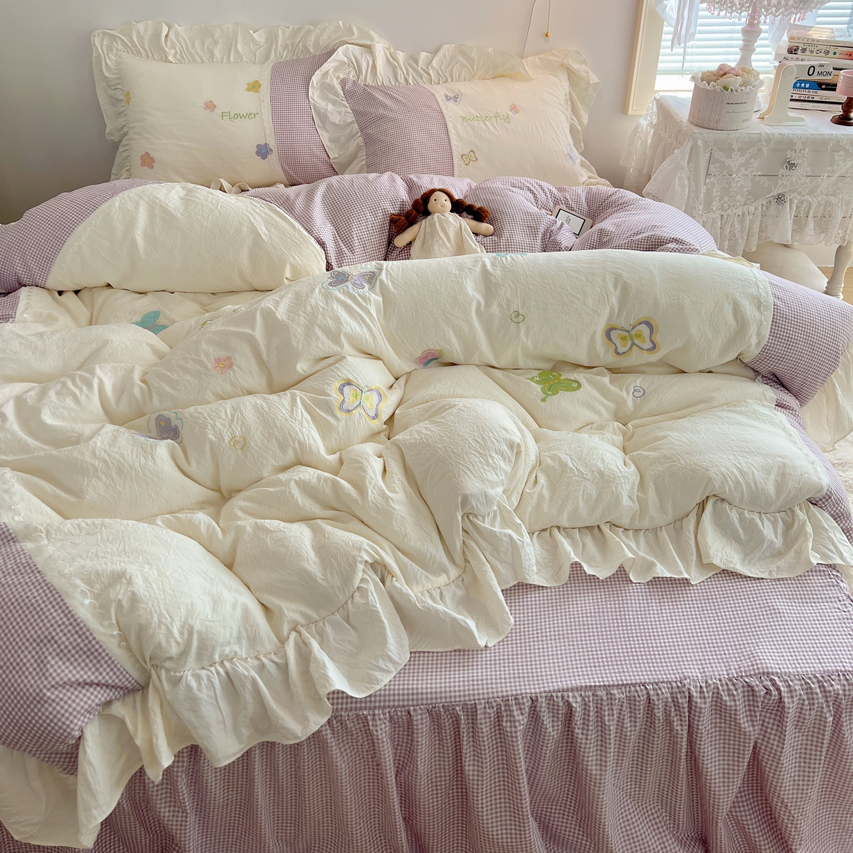 91家纺网 家纺一手货源 找家纺 轻奢坊 2025新款水洗棉拼接蕾丝花边四件套 蝶舞飞扬-紫格