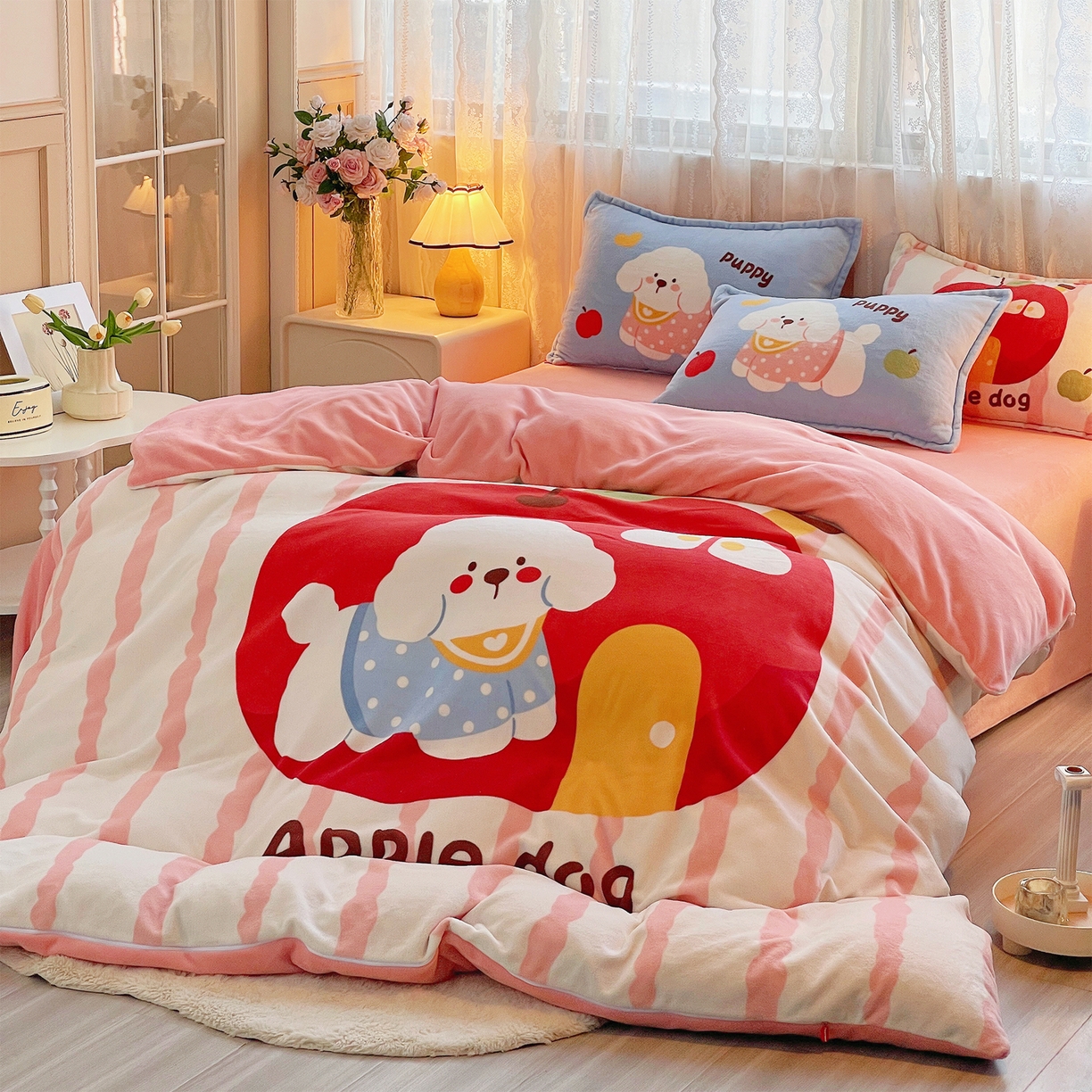 91家纺网 家纺一手货源 找家纺 炫拼家纺 2025新款大版数码印花卡通高克重牛奶绒四件套 苹果狗