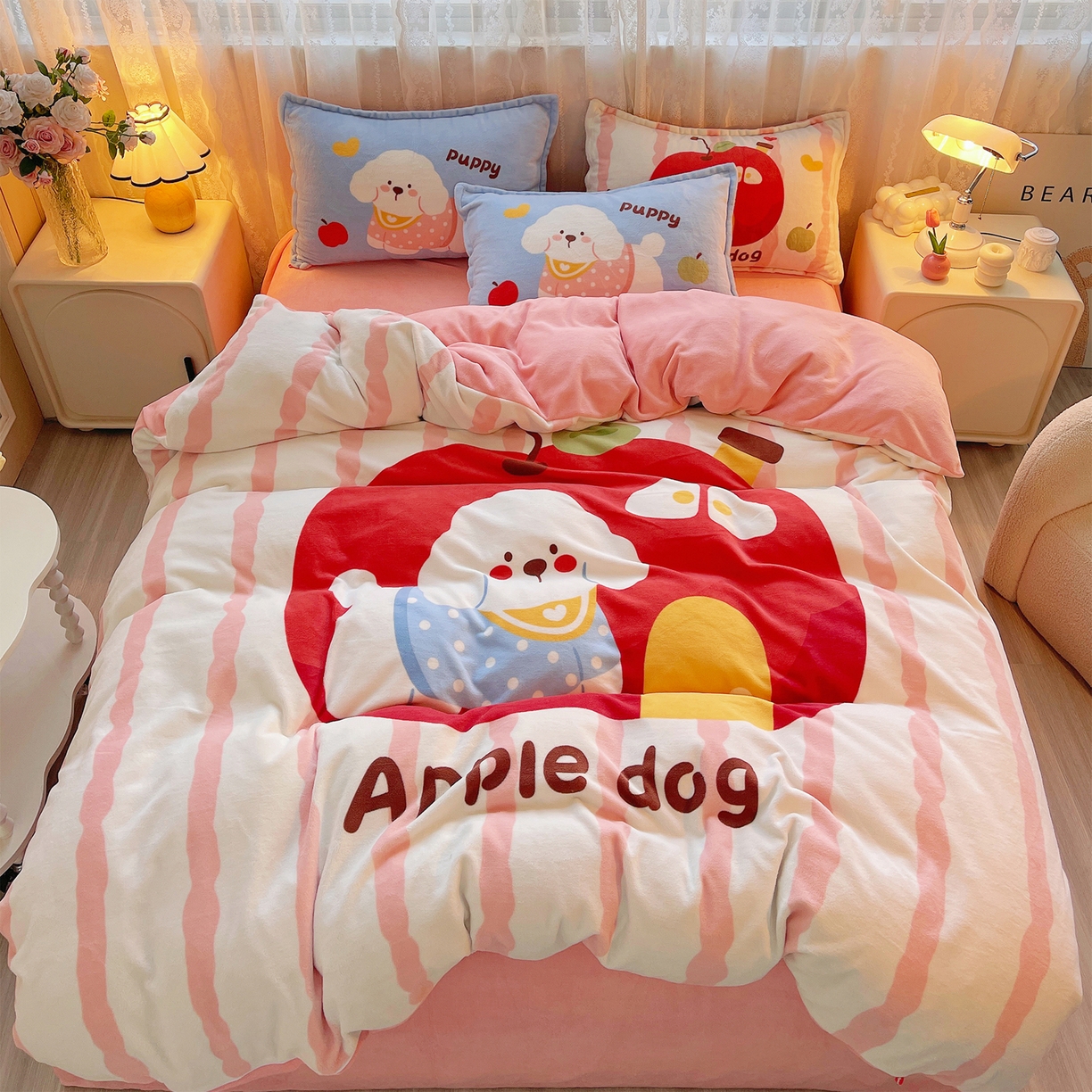 91家纺网 家纺一手货源 找家纺 炫拼家纺 2025新款大版数码印花卡通高克重牛奶绒四件套 苹果狗