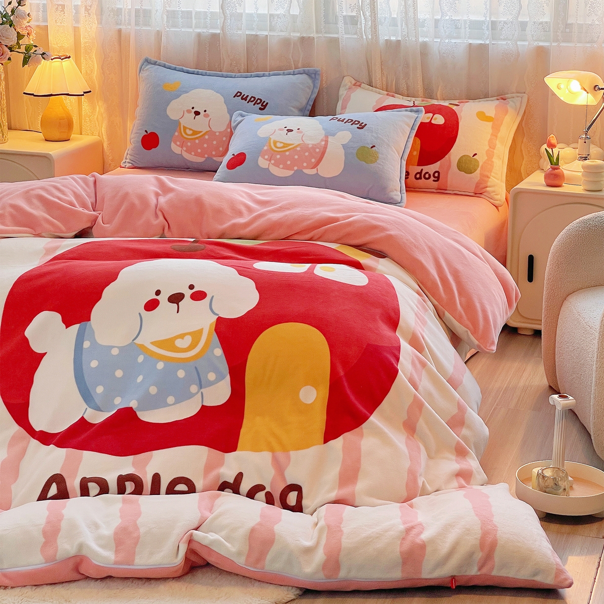 91家纺网 家纺一手货源 找家纺 炫拼家纺 2025新款大版数码印花卡通高克重牛奶绒四件套 苹果狗