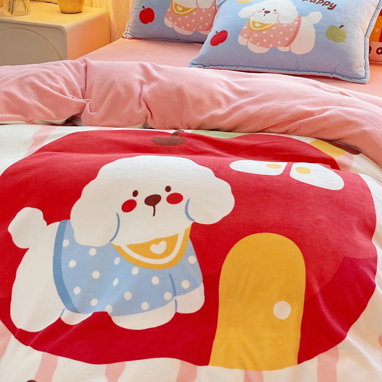 91家纺网 家纺一手货源 找家纺 炫拼家纺 2025新款大版数码印花卡通高克重牛奶绒四件套 苹果狗