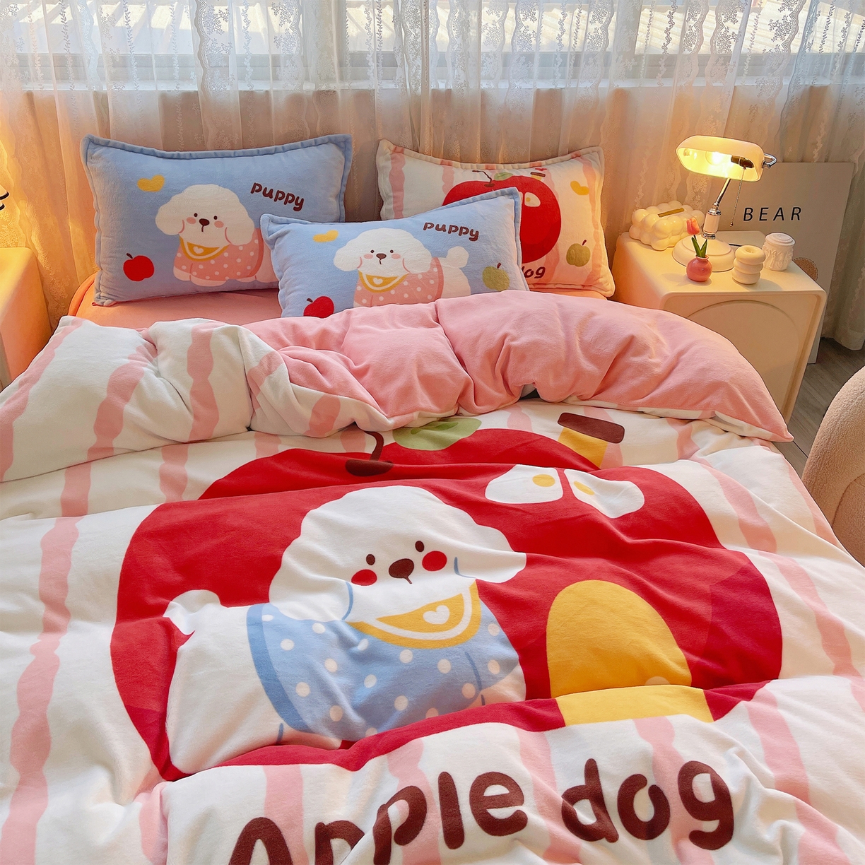 91家纺网 家纺一手货源 找家纺 炫拼家纺 2025新款大版数码印花卡通高克重牛奶绒四件套 苹果狗