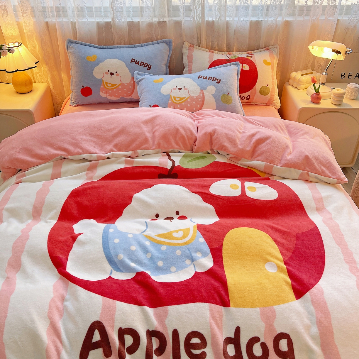 91家纺网 家纺一手货源 找家纺 炫拼家纺 2025新款大版数码印花卡通高克重牛奶绒四件套 苹果狗