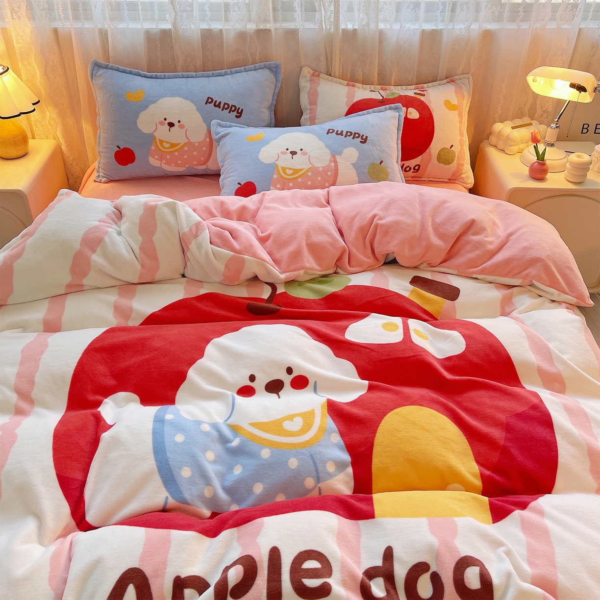 91家纺网 家纺一手货源 找家纺 炫拼家纺 2025新款大版数码印花卡通高克重牛奶绒四件套 苹果狗