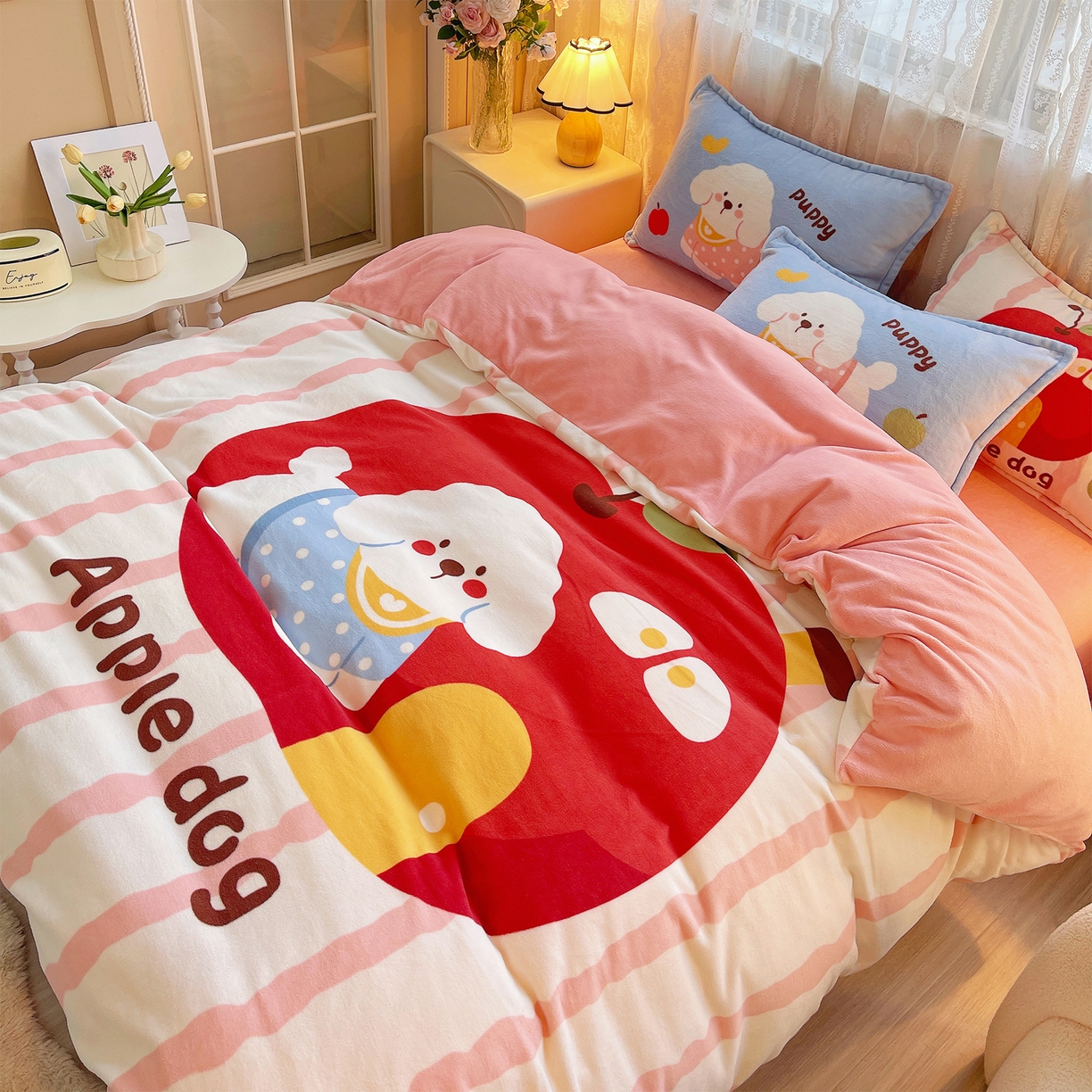 91家纺网 家纺一手货源 找家纺 炫拼家纺 2025新款大版数码印花卡通高克重牛奶绒四件套 苹果狗