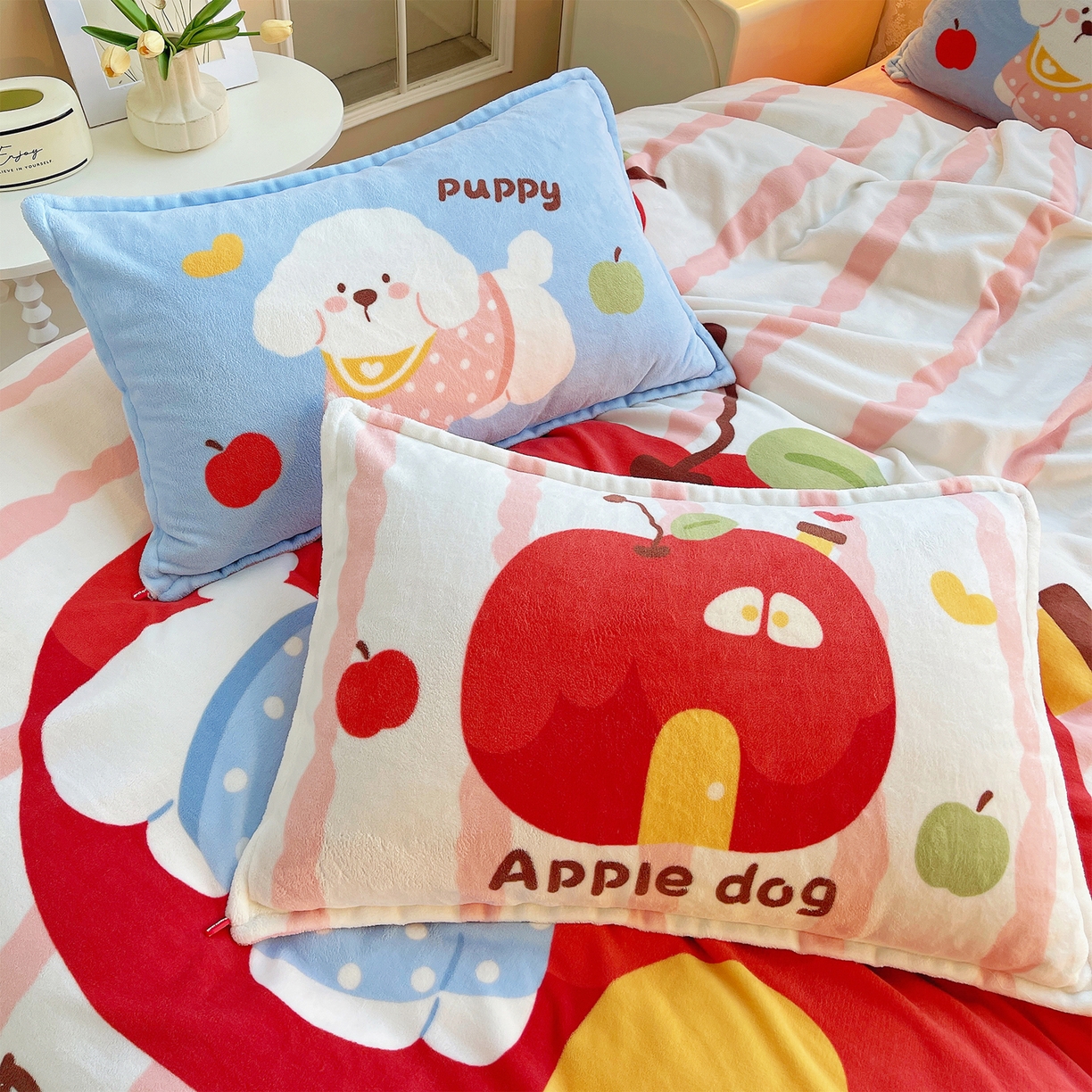 91家纺网 家纺一手货源 找家纺 炫拼家纺 2025新款大版数码印花卡通高克重牛奶绒四件套 苹果狗