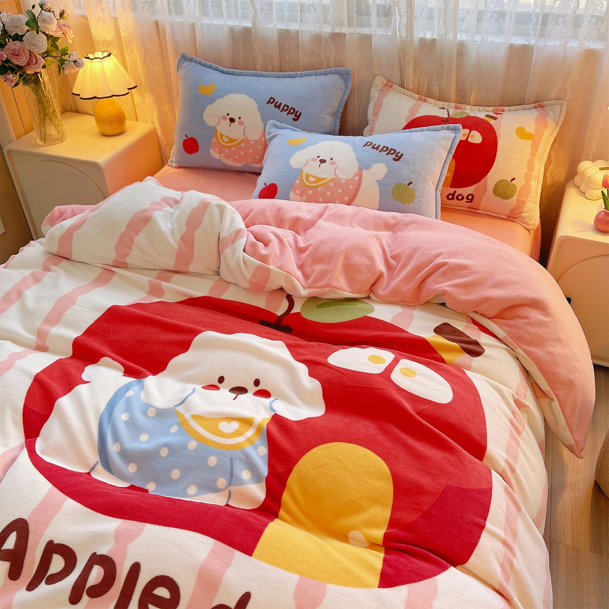 91家纺网 家纺一手货源 找家纺 炫拼家纺 2025新款大版数码印花卡通高克重牛奶绒四件套 苹果狗