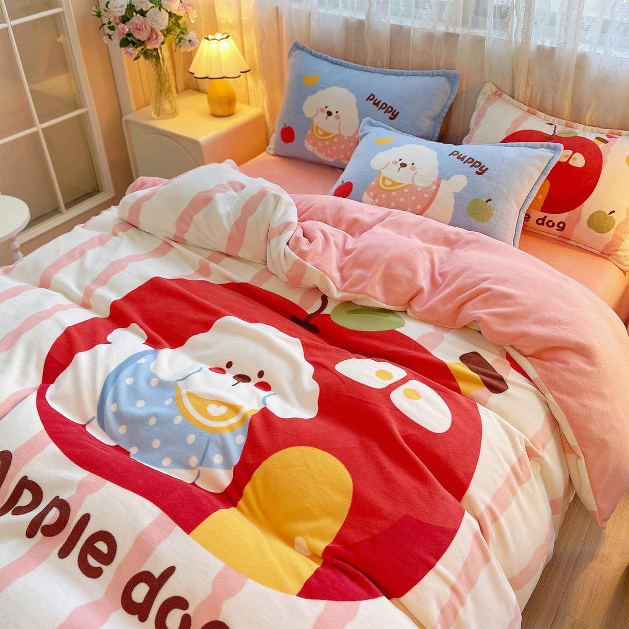 91家纺网 家纺一手货源 找家纺 炫拼家纺 2025新款大版数码印花卡通高克重牛奶绒四件套 苹果狗