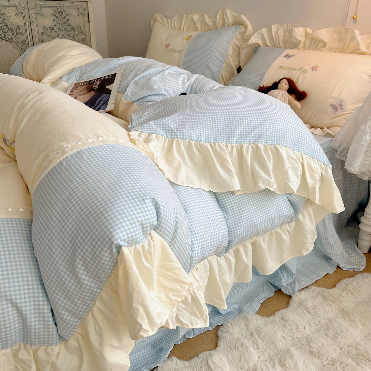 91家纺网 家纺一手货源 找家纺 轻奢坊 2025新款水洗棉拼接蕾丝花边四件套 蝶舞飞扬-蓝格