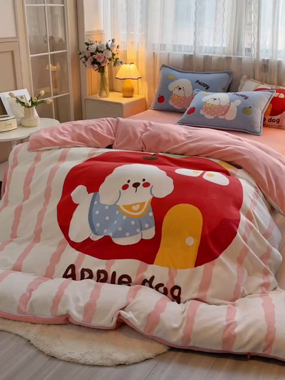 91家纺网 家纺一手货源 找家纺 炫拼家纺 2025新款大版数码印花卡通高克重牛奶绒四件套 苹果狗