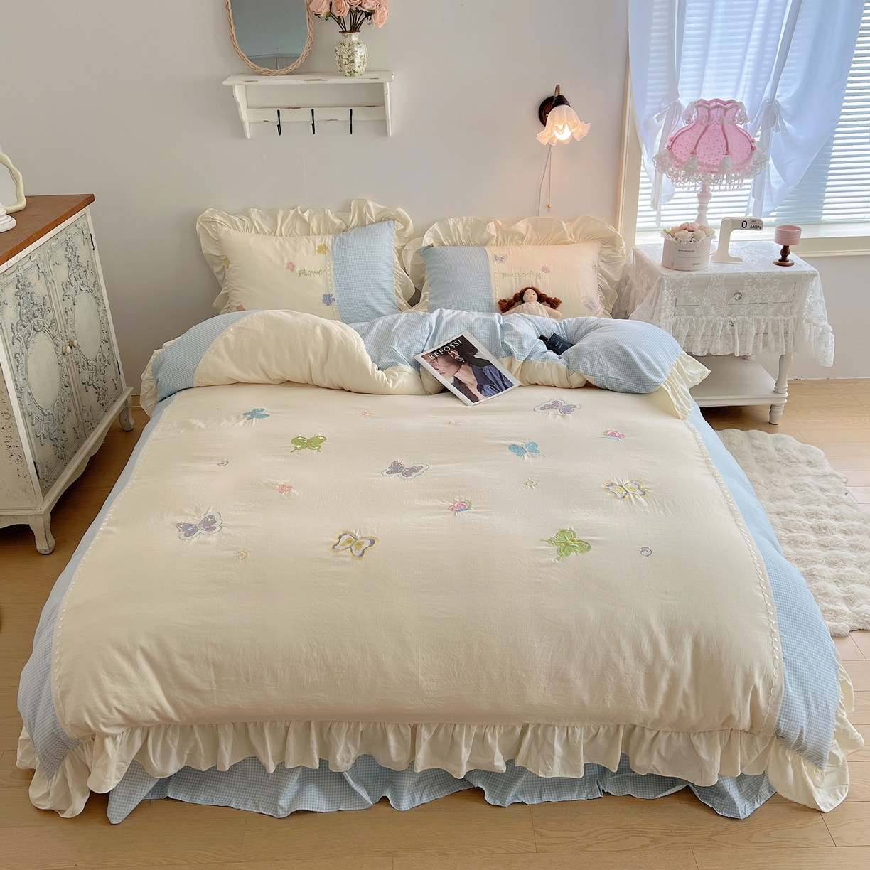 91家纺网 家纺一手货源 找家纺 轻奢坊 2025新款水洗棉拼接蕾丝花边四件套 蝶舞飞扬-蓝格