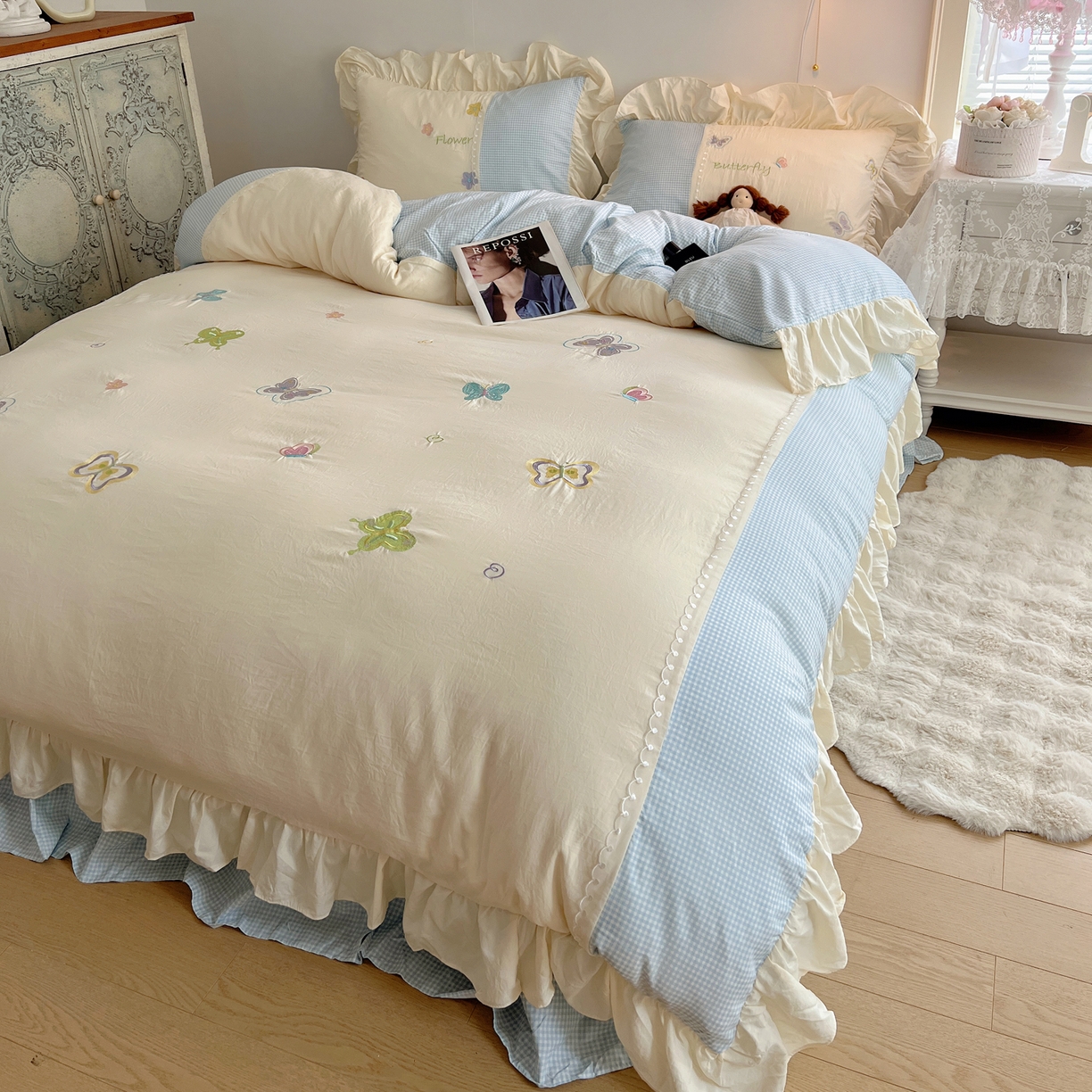 91家纺网 家纺一手货源 找家纺 轻奢坊 2025新款水洗棉拼接蕾丝花边四件套 蝶舞飞扬-蓝格