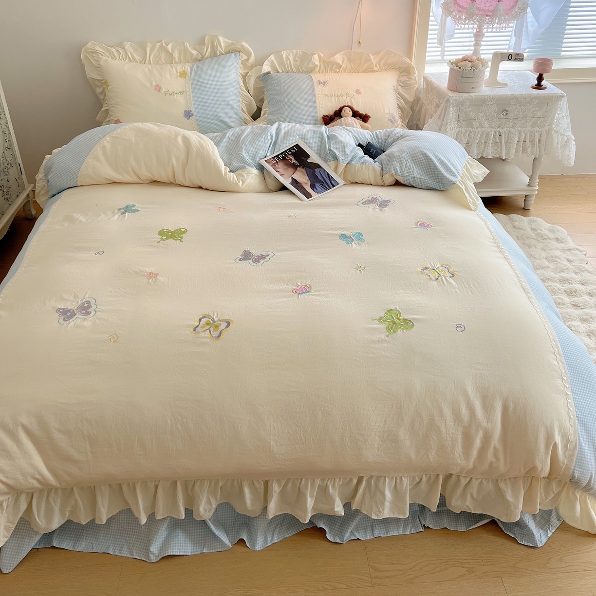 91家纺网 家纺一手货源 找家纺 轻奢坊 2025新款水洗棉拼接蕾丝花边四件套 蝶舞飞扬-蓝格