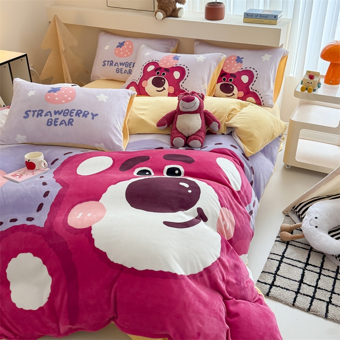 91家纺网 家纺一手货源 找家纺 潮邦创意家居 2025新款大版卡通牛奶绒四件套 草莓熊