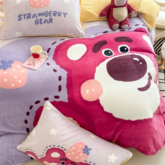 91家纺网 家纺一手货源 找家纺 潮邦创意家居 2025新款大版卡通牛奶绒四件套 草莓熊