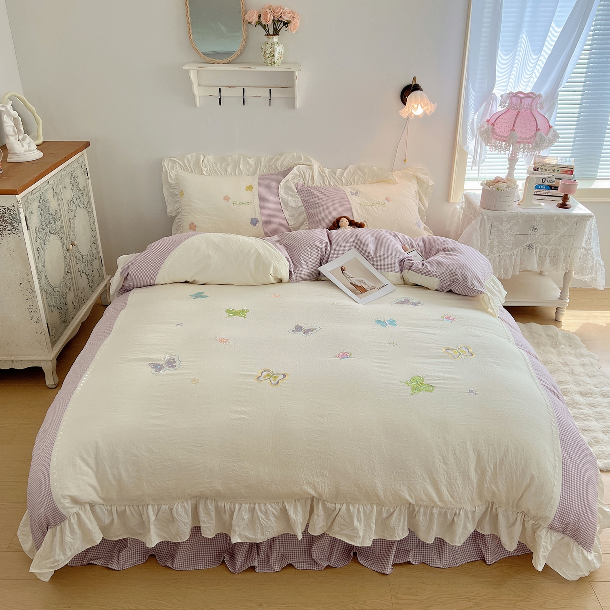 91家纺网 家纺一手货源 找家纺 轻奢坊 2025新款水洗棉拼接蕾丝花边四件套 蝶舞飞扬-紫格