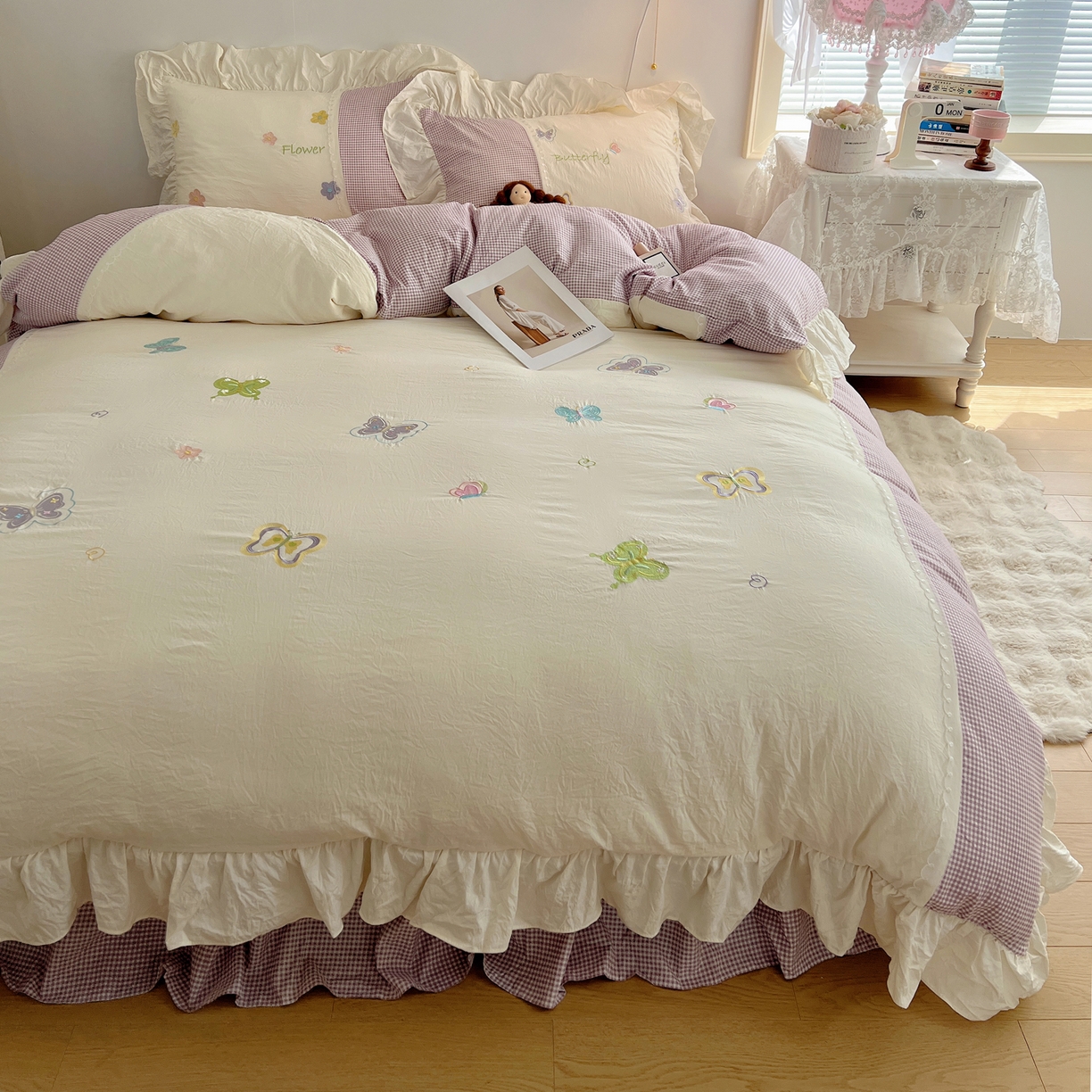 91家纺网 家纺一手货源 找家纺 轻奢坊 2025新款水洗棉拼接蕾丝花边四件套 蝶舞飞扬-紫格