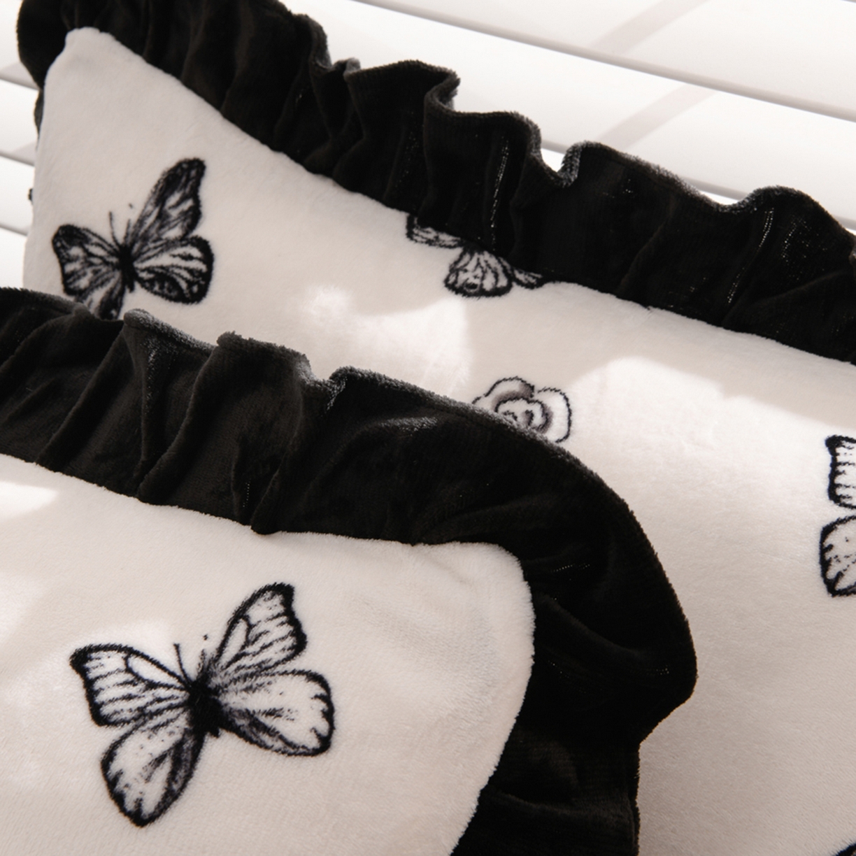 91家纺网 家纺一手货源 找家纺 紫月轩家纺 2025新款韩版牛奶绒花边款四件套 蝶舞