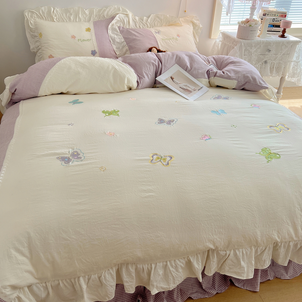 91家纺网 家纺一手货源 找家纺 轻奢坊 2025新款水洗棉拼接蕾丝花边四件套 蝶舞飞扬-紫格