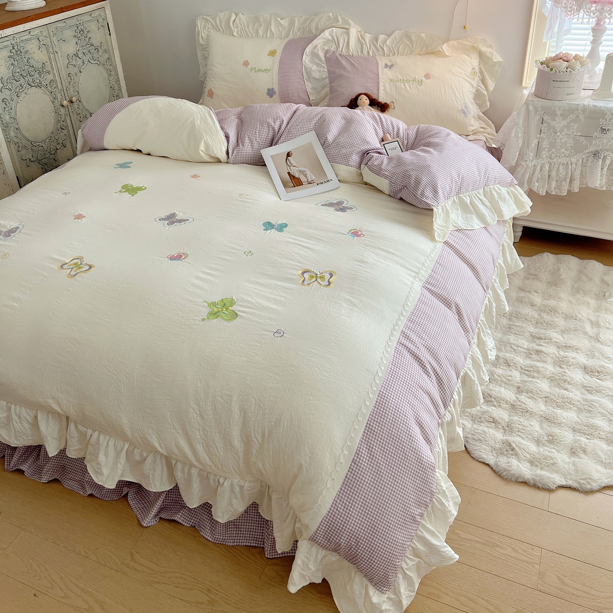 91家纺网 家纺一手货源 找家纺 轻奢坊 2025新款水洗棉拼接蕾丝花边四件套 蝶舞飞扬-紫格