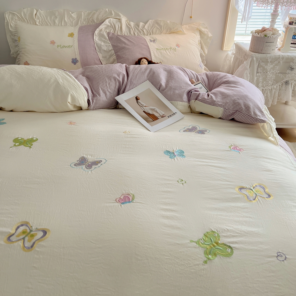 91家纺网 家纺一手货源 找家纺 轻奢坊 2025新款水洗棉拼接蕾丝花边四件套 蝶舞飞扬-紫格