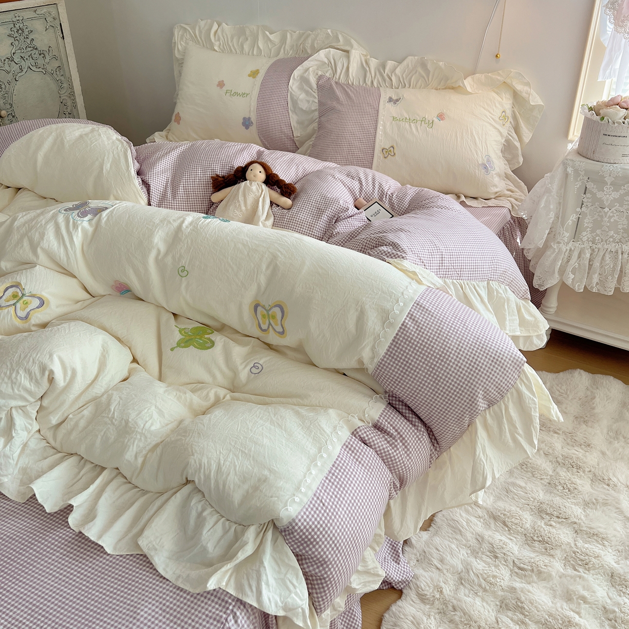 91家纺网 家纺一手货源 找家纺 轻奢坊 2025新款水洗棉拼接蕾丝花边四件套 蝶舞飞扬-紫格