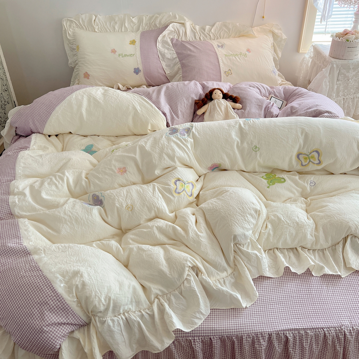 91家纺网 家纺一手货源 找家纺 轻奢坊 2025新款水洗棉拼接蕾丝花边四件套 蝶舞飞扬-紫格