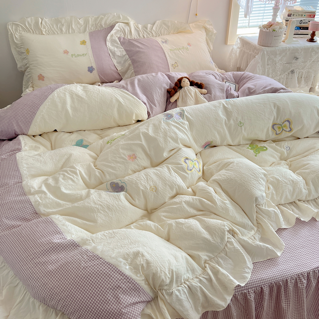 91家纺网 家纺一手货源 找家纺 轻奢坊 2025新款水洗棉拼接蕾丝花边四件套 蝶舞飞扬-紫格