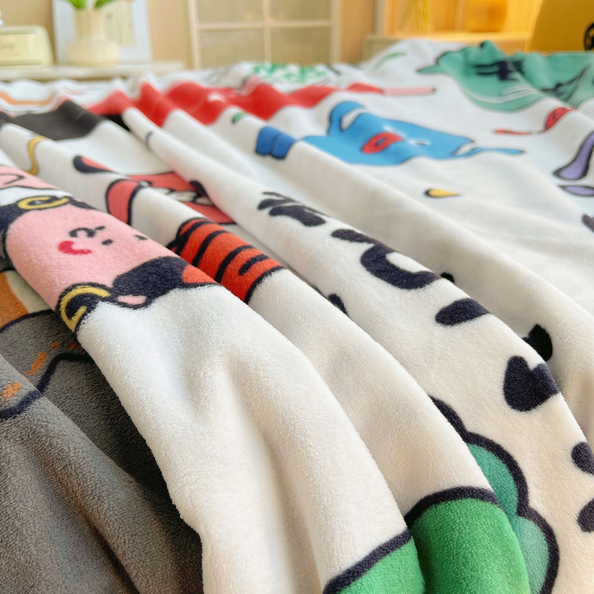 91家纺网 家纺一手货源 找家纺 炫拼家纺 2025新款大版数码印花卡通高克重牛奶绒四件套 向钱看