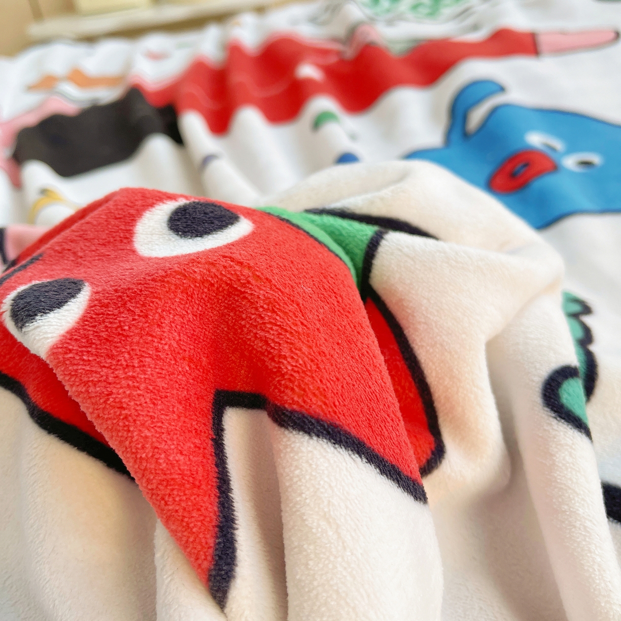 91家纺网 家纺一手货源 找家纺 炫拼家纺 2025新款大版数码印花卡通高克重牛奶绒四件套 向钱看