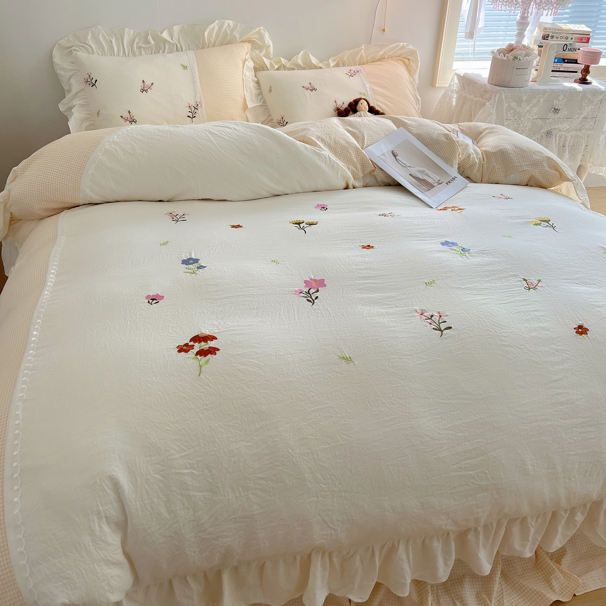 91家纺网 家纺一手货源 找家纺 轻奢坊 2025新款水洗棉拼接蕾丝花边四件套 田园碎花-黄格