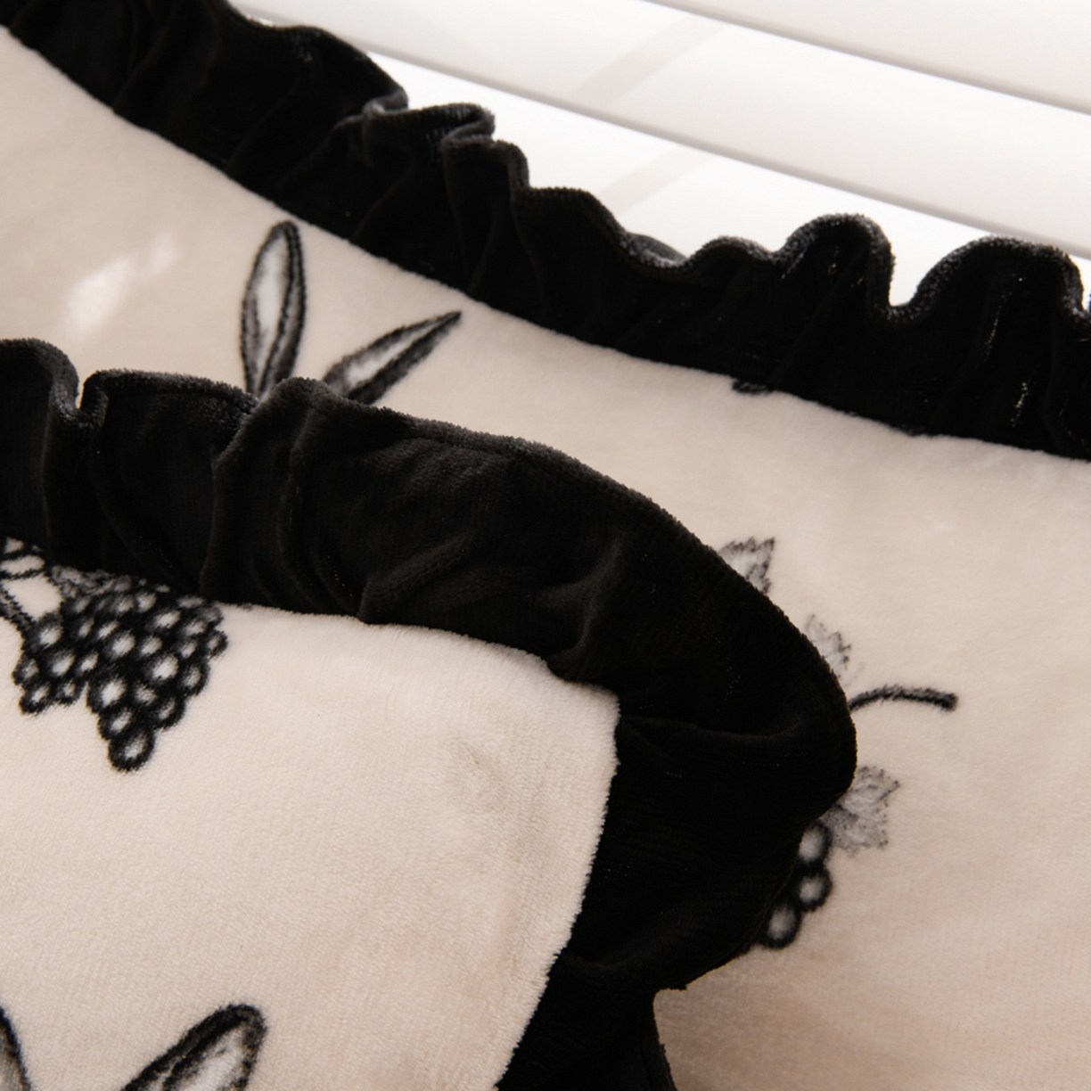 91家纺网 家纺一手货源 找家纺 紫月轩家纺 2025新款韩版牛奶绒花边款四件套 墨兔葡园