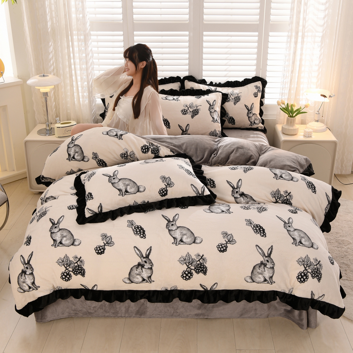 91家纺网 家纺一手货源 找家纺 紫月轩家纺 2025新款韩版牛奶绒花边款四件套 墨兔葡园