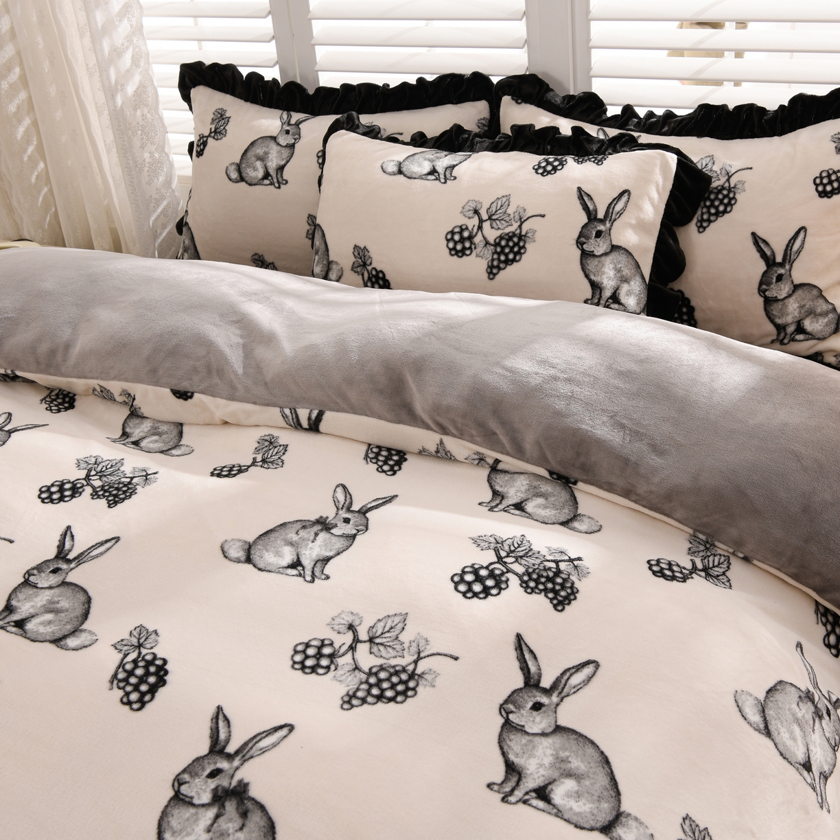 91家纺网 家纺一手货源 找家纺 紫月轩家纺 2025新款韩版牛奶绒花边款四件套 墨兔葡园