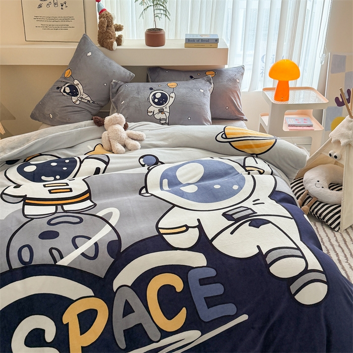 91家纺网 家纺一手货源 找家纺 潮邦创意家居 2025新款大版卡通牛奶绒四件套 遨游太空
