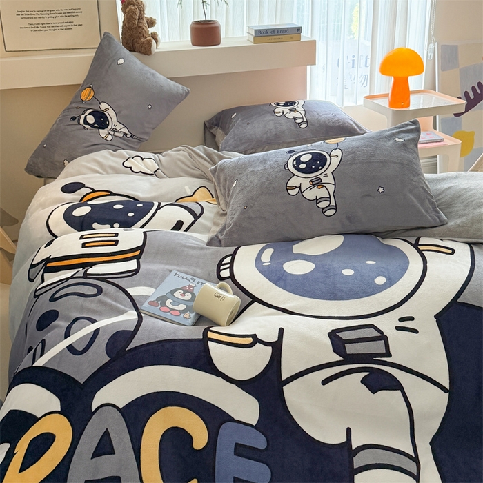 91家纺网 家纺一手货源 找家纺 潮邦创意家居 2025新款大版卡通牛奶绒四件套 遨游太空