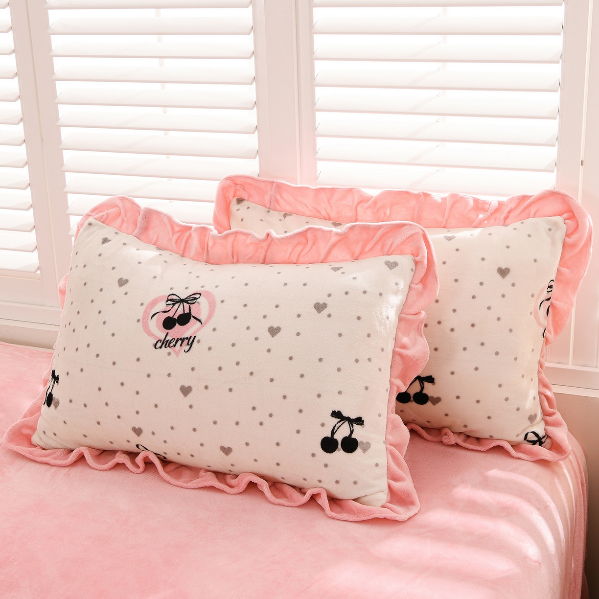 91家纺网 家纺一手货源 找家纺 紫月轩家纺 2025新款韩版牛奶绒花边款四件套 粉边樱桃